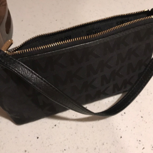 Michael Kors wristlet - Picture 5 of 7